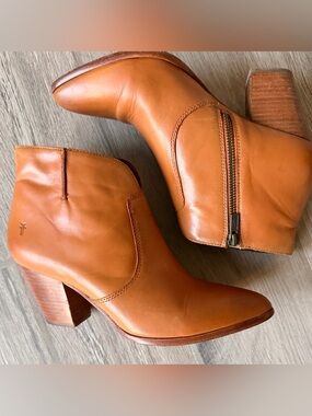 FRYE Women's 9 Leather Ankle Boot cognac
